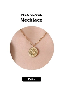 Gros plan d'un collier avec pendentif abeille en relief plaqué or 18 carats pour femme