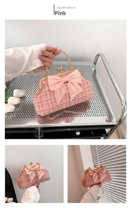 Détails du sac en tweed rose avec nœud en mousseline et poignée en métal doré