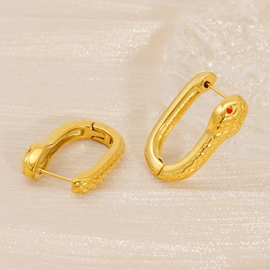 Boucles d'oreilles serpent dorées en acier avec pierres rouges et texture écailles