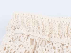 Gros plan sur la taille élastique d'une jupe longue au crochet crème avec maille ajourée