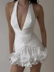 Elegantes weißes Neckholder-Kleid mit Rüschen und strukturierter Optik für Partys