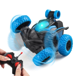 Voiture télécommandée 4x4 bleue réalisant une rotation à 360 sur fond blanc