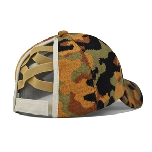Detail der Camouflage-Strickmütze mit elastischen Kreuzgurten für hohen Pferdeschwanz