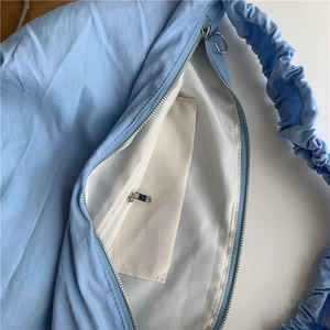 Borsa a tracolla in nylon azzurro con tracolla a pieghe e tasca interna con cerniera