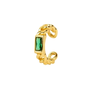 Détail de la manchette d'oreille en plaqué or 18K avec zircon carré vert émeraude