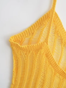 Makroansicht der detaillierten gelben Strickstruktur dieses sommerlichen Trägertops