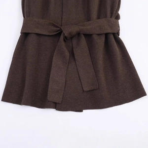 Cappotto in maglia marrone scuro da donna con cintura coordinata e dettagli in maglieria