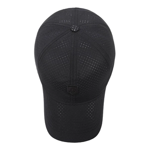 Atmungsaktive Herren-Baseballkappe in Schwarz mit Laserschnitt und Front-Logo-Patch