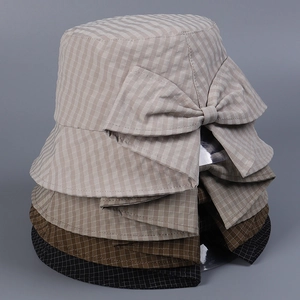 Détail de chapeaux de soleil à motif vichy avec nœud latéral en quatre couleurs