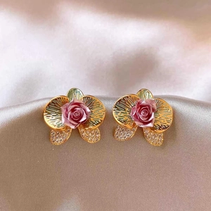 Vue macro des boucles d'oreilles orchidée avec rose rose et pétales de zircon