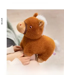 Texture détaillée du poney en peluche marron avec crinière et queue blanches douces