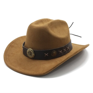 Chapeau fedora marron en daim avec ceinture en cuir ornée de rivets métalliques