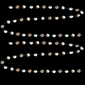 Makroaufnahme reflektierender roségoldener Kreis-Girlanden für Party- und Hochzeitsdeko