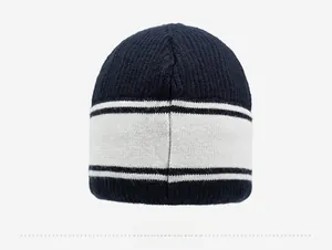 Détail du bonnet en maille côtelée avec motif à rayures bleu marine et blanc et texture