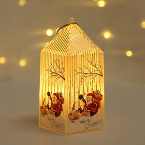 Dettaglio di una lanterna natalizia con Babbo Natale e luci calde soffuse a LED