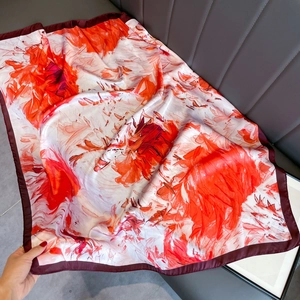 90 cm Damenschal mit Ahornblatt-Druck, Blumenmuster und seidigem Satin-Finish in Rot