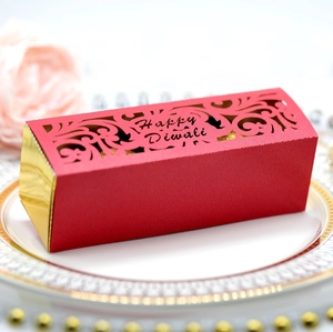 Detaillierte lasergeschnittene Diwali-Geschenkbox in Rot und Gold mit Grußtext