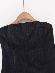 Detailansicht eines dunkelblauen Denim-Tube-Tops mit sichtbarer Textur am Holzbügel