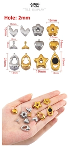 Détail des breloques cœur et fleur montrant le trou de 2mm et tailles 10mm à 26mm