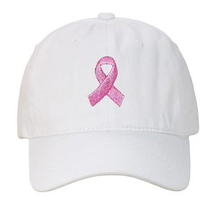 Gros plan sur la broderie ruban rose de la casquette de baseball en coton lavé blanc