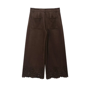 Détail de l'ourlet découpé au laser sur le pantalon large en faux daim marron avec poches