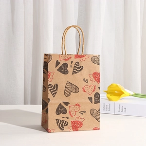 Mini-Geschenktüte aus Kraftpapier mit Herzmustern und stabilen Griffen aus gedrehter Kordel