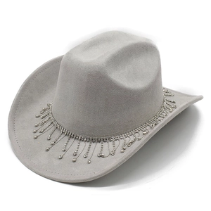 Détail d'un chapeau de cowboy en daim gris avec décoration de franges en strass brillants