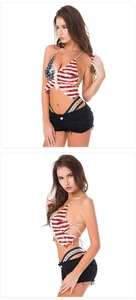 Dettaglio del crop top a farfalla con paillettes motivo bandiera USA e lacci