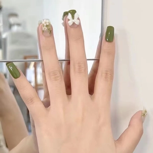 Détails de faux ongles faits main vert olive avec nœuds 3D et motifs floraux