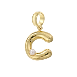 Détail macro d'un pendentif lettre C doré avec une perle sur un fond blanc épuré