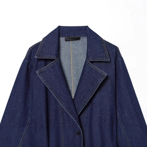 Veste en jean bleu foncé classique avec col à revers élégant et surpiqûres contrastées