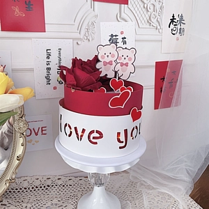 Vue détaillée de la boîte cadeau de Saint-Valentin, rose rouge et gâteau ours mignon.