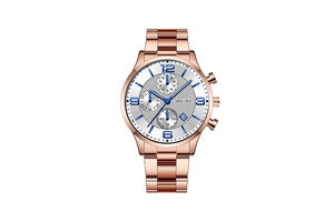 Detalle de reloj de cuarzo oro rosa con esfera de tres ojos y función de fecha