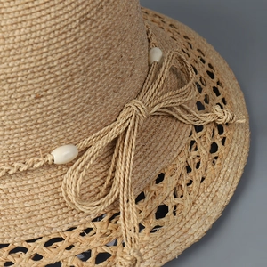 Eleganter Damen Raffia Sonnenhut mit Schleife und durchbrochenem Rautenmuster am Rand