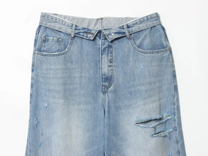 Jeans azzurri distesi con dettagli strappati e trama in denim lavato naturale
