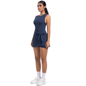 Vista laterale dell'abito da tennis senza maniche blu navy con fiocco in vita e taglio sportivo