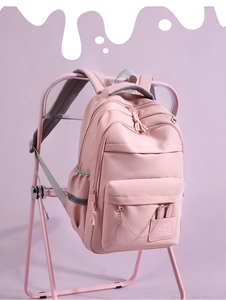 Dettaglio dello zaino scolastico rosa con orecchie di coniglio e strisce riflettenti