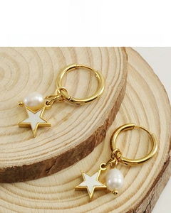 Détail de boucles d'oreilles en acier inoxydable 18K avec perle et breloque étoile