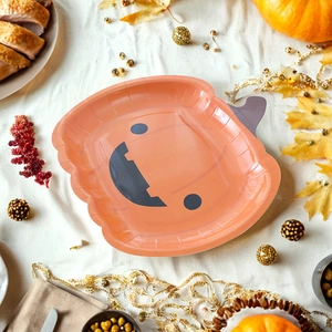 Pompoen papieren bordje voor kinder Halloween feest, schattig lachend gezicht wegwerp servies detail.
