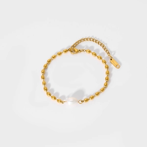 Elegant gold titanium steel bracelet featuring natural pearls and oval beads design