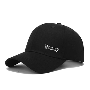 Detail der weißen Mommy-Stickerei auf einer schwarzen Baumwoll-Baseballkappe