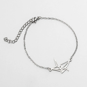 Minimalistische roestvrijstalen armband met een origami-kraanvogel hanger in zilverkleur