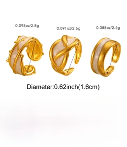 Ensemble de trois bagues ouvertes en acier inoxydable doré avec émail blanc et fini mat texturé