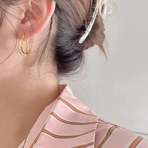 Elegant Moroccan-style irregular 925 silver gold hoop earrings on a female model