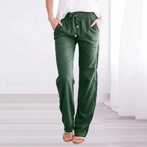 Détail du pantalon large en lin vert avec taille coulissante et poches latérales