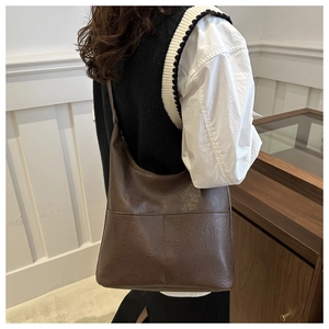 Détail de la texture en cuir marron foncé et de l'intérieur spacieux du sac à main fourre-tout