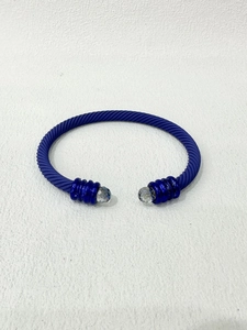Detail eines dunkelblauen Kabel-Armreifs mit Kristallperlen und Metall-Endstücken