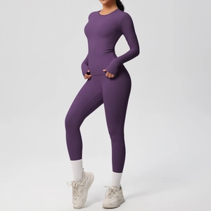 Dettaglio del set yoga viola con polsini con foro per il pollice e leggings fitness