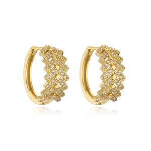 Detalle macro de pendientes de aro bañados en oro 18K con motivos zigzag y circonitas