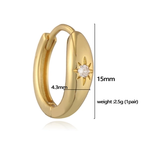 Boucles d'oreilles créoles étoiles dorées avec zircon, 15 mm, sur fond blanc pur